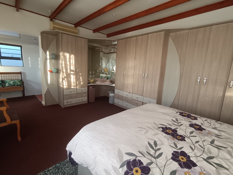 6 Bedroom Property for Sale in Maitland Western Cape